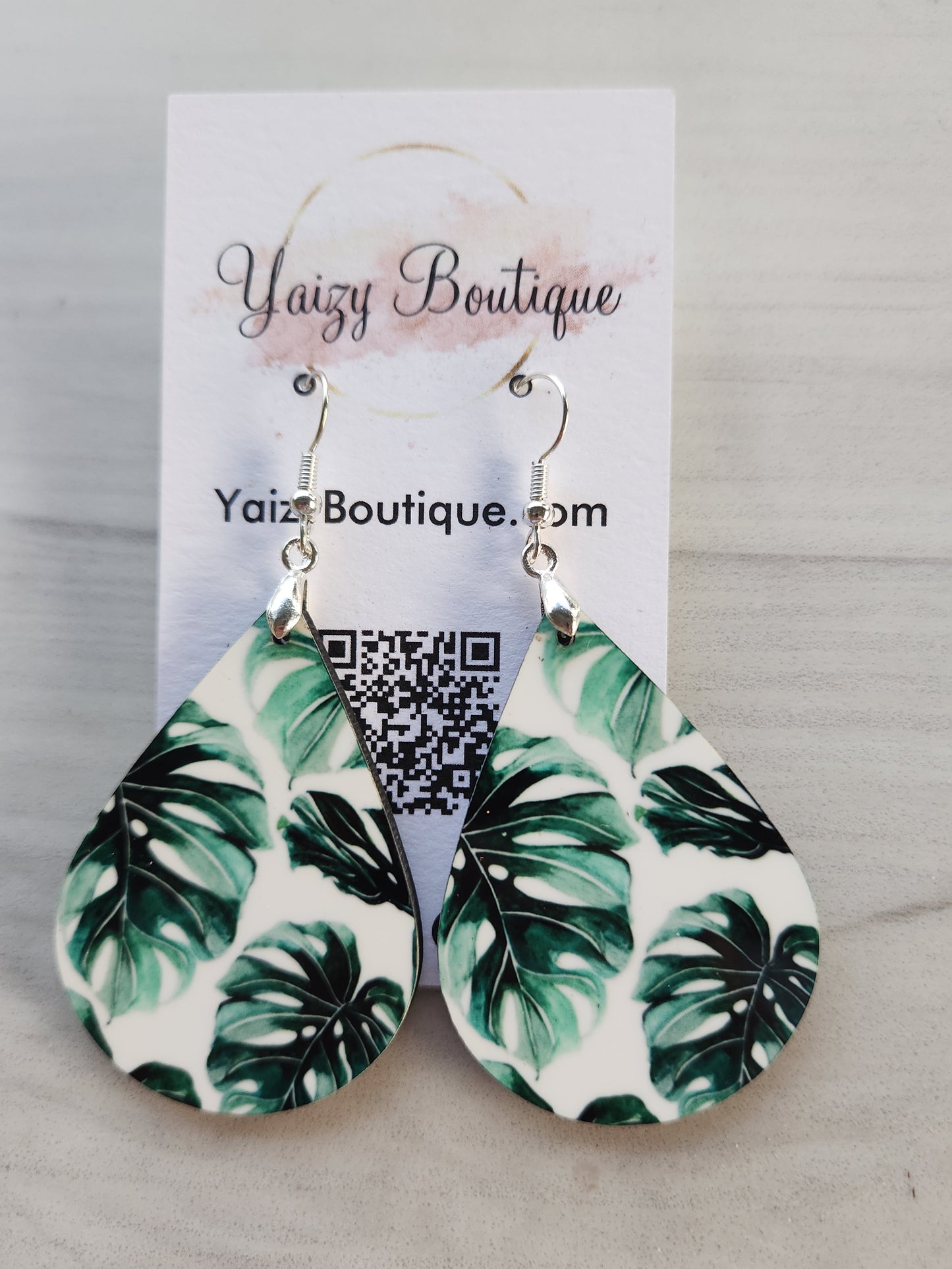 Boucles d'oreilles faites à la main avec plante Monstera